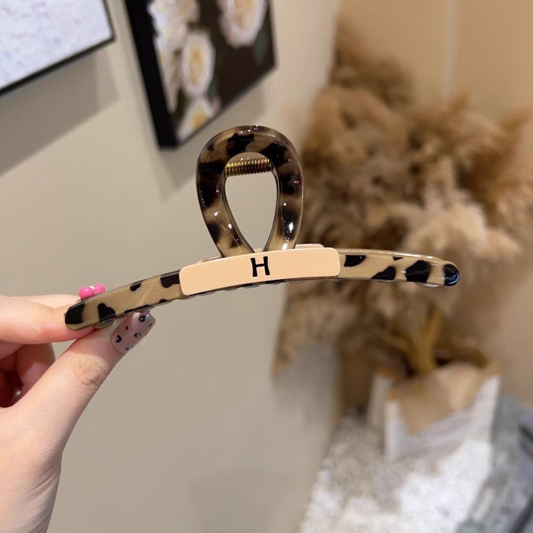 Early spring leopard print high-end shark large claw clip, H-letter contrasting color shark clip, full back of the head hair clip headwear Application Scenario