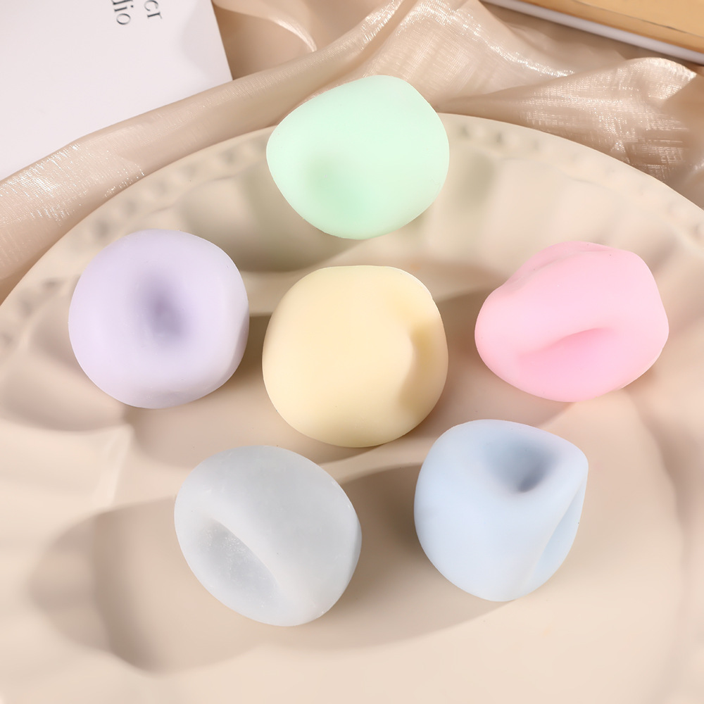 The popular glutinous rice ball is a super soft ice skin stress-relieving toy made by a pinching musician. It has a slow rebound and can be shaped