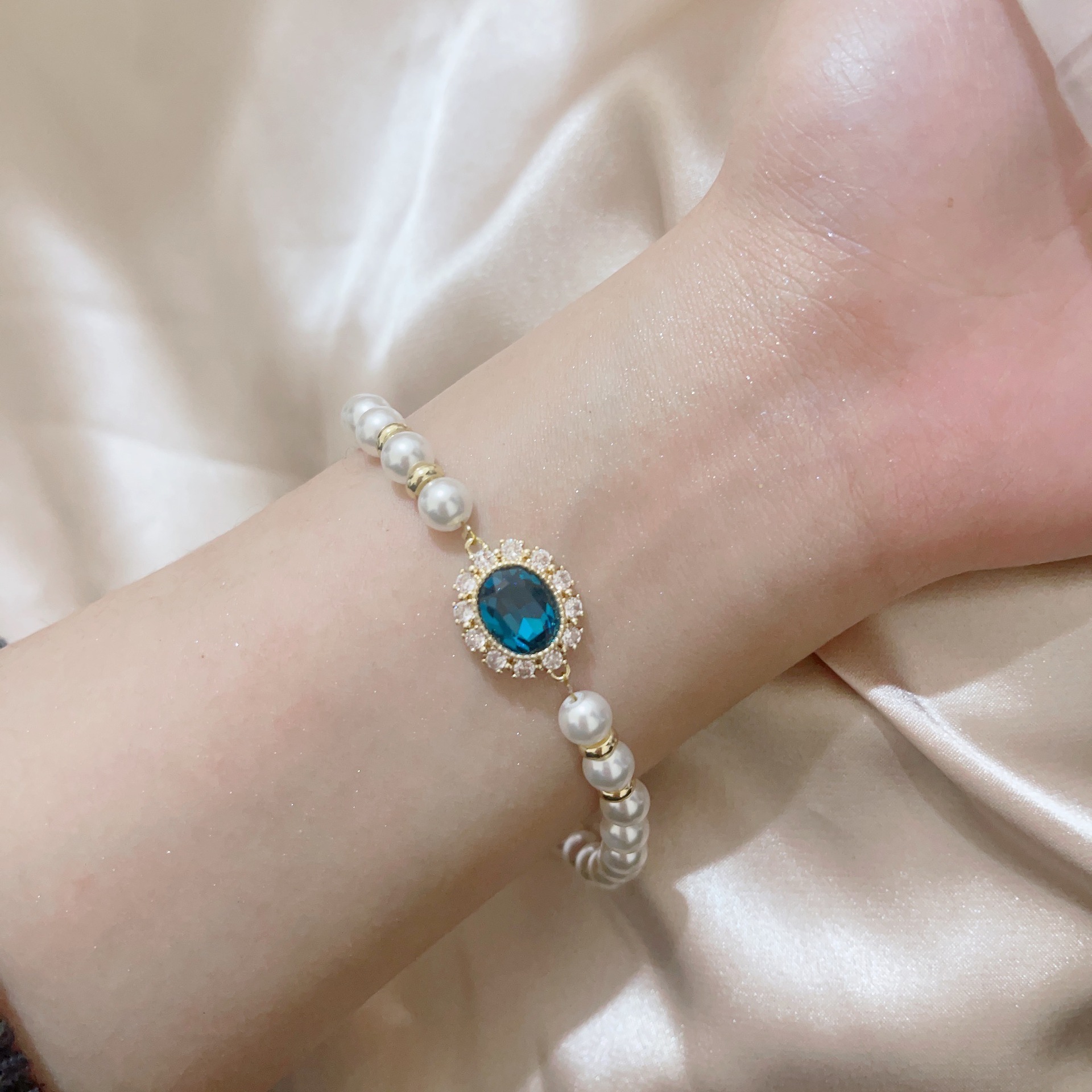 Aquamarine pearl bracelet, a retro jewelry from the Shi family, is a classic and versatile gift for women, featuring elegant and retro pearls details Picture