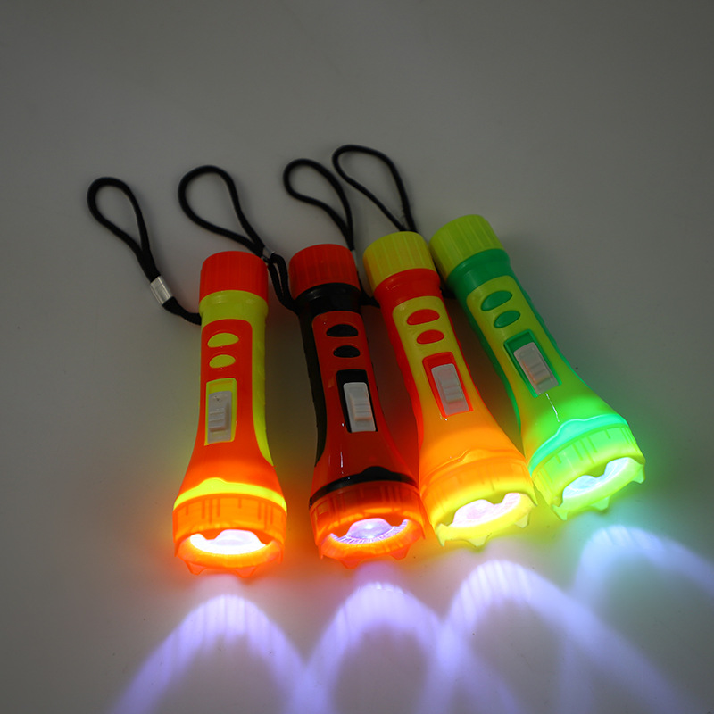 Plástico mini luz fuerte linterna LED llavero al aire libre pequeña mano eléctrica estilo de batería para kindergartender actividad premio regalo