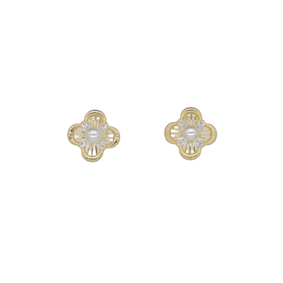The new copper-plated real gold bestseller S925 silver needle four-leaf clover stud is elegant and versatile Item Picture