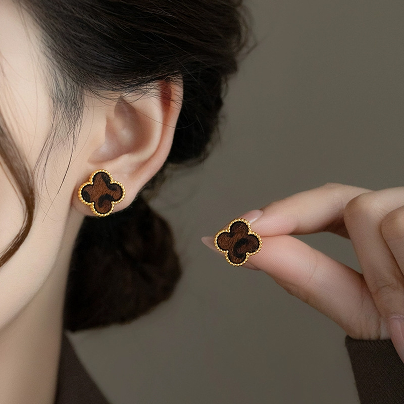 Autumn and winter retro leopard print four-leaf clover stud earrings for women, a light luxury and high-end look, a small and luxurious commuter earring and earrings