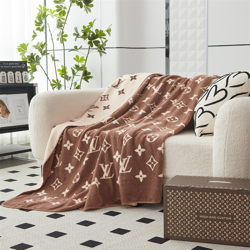 The new wool fleece is soft and comfortable. It features a simple design and is available in various specifications for office naps and car multi-functional blankets Specification image