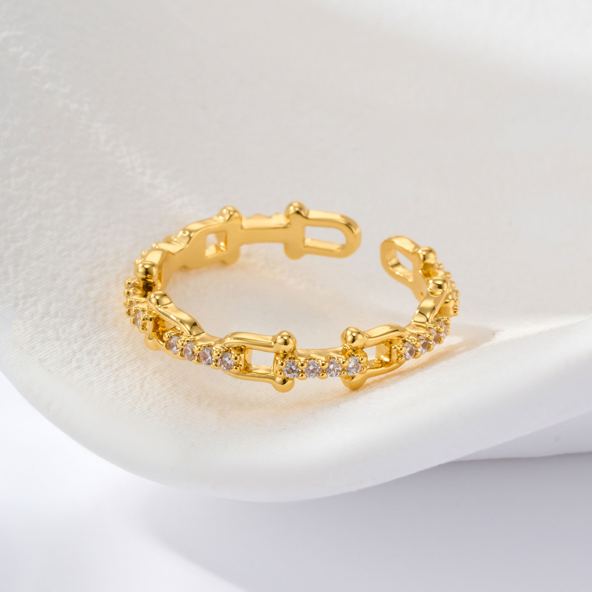 Source factory light luxury horseshoe buckle chain opening ring, copper alloy real gold electroplated with zirconium adjustable index finger ring Application Scenario