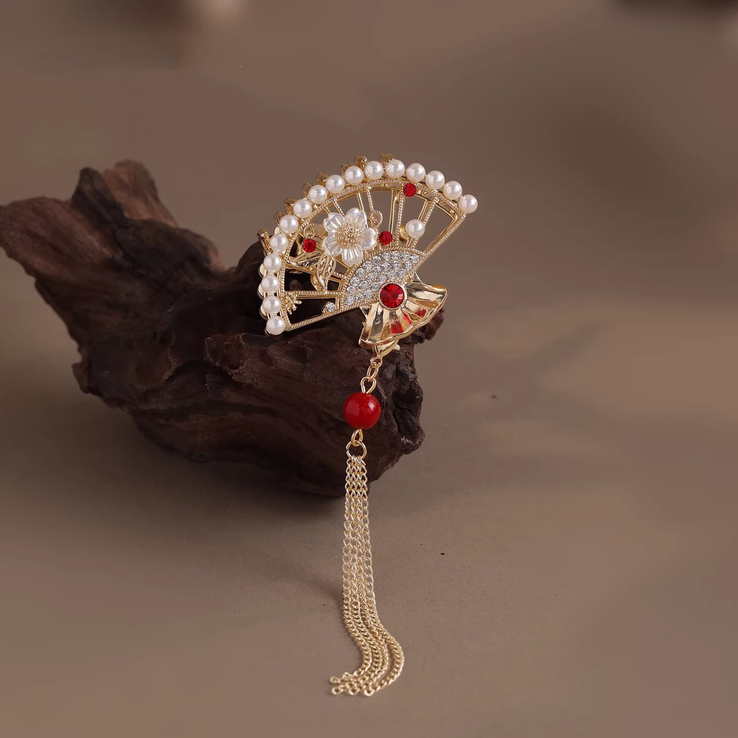 Hanfu tassel ancient-style grab clip, new Chinese-style Chinese fan-shaped step shake, elegant semi-tied hair clip Specification image