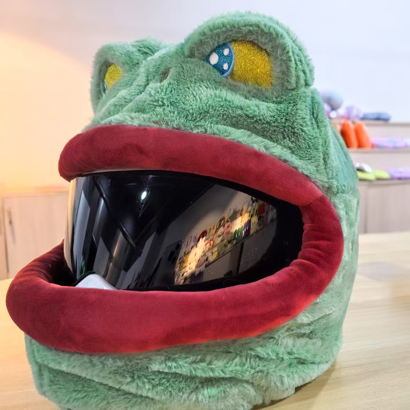 Plush helmet cover, funny big-mouthed frog full helmet cover, motorcycle head cover, new cross-border helmet cover Application Scenario