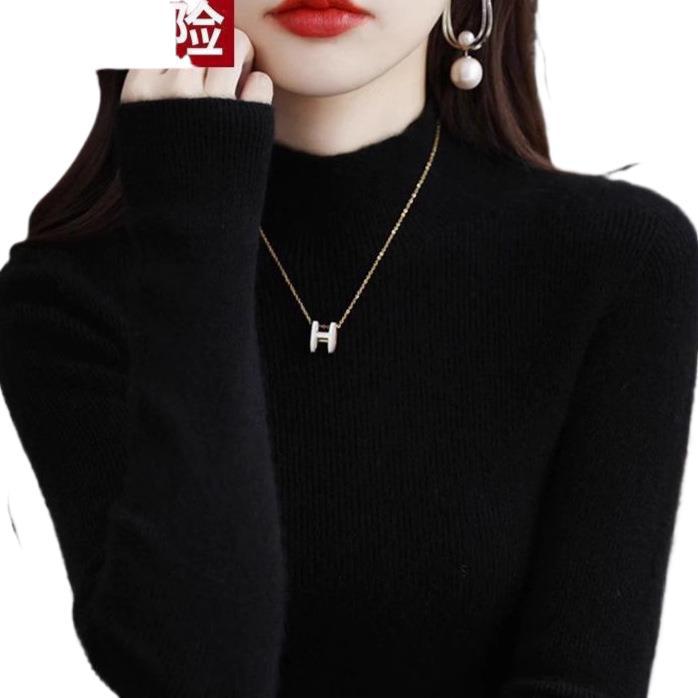 Ladies in Ordos City are recommended to wear a semi-high-neck sweater as a slimming base layer for autumn and winter. It looks great and is a good choice Item Picture