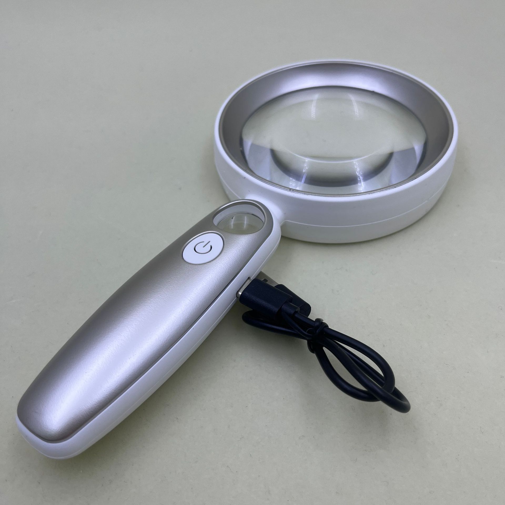 The new Amazon bestseller, a handheld high-definition rechargeable magnifying glass with 23 LED lights, is a reading magnifying glass for reading Specification image