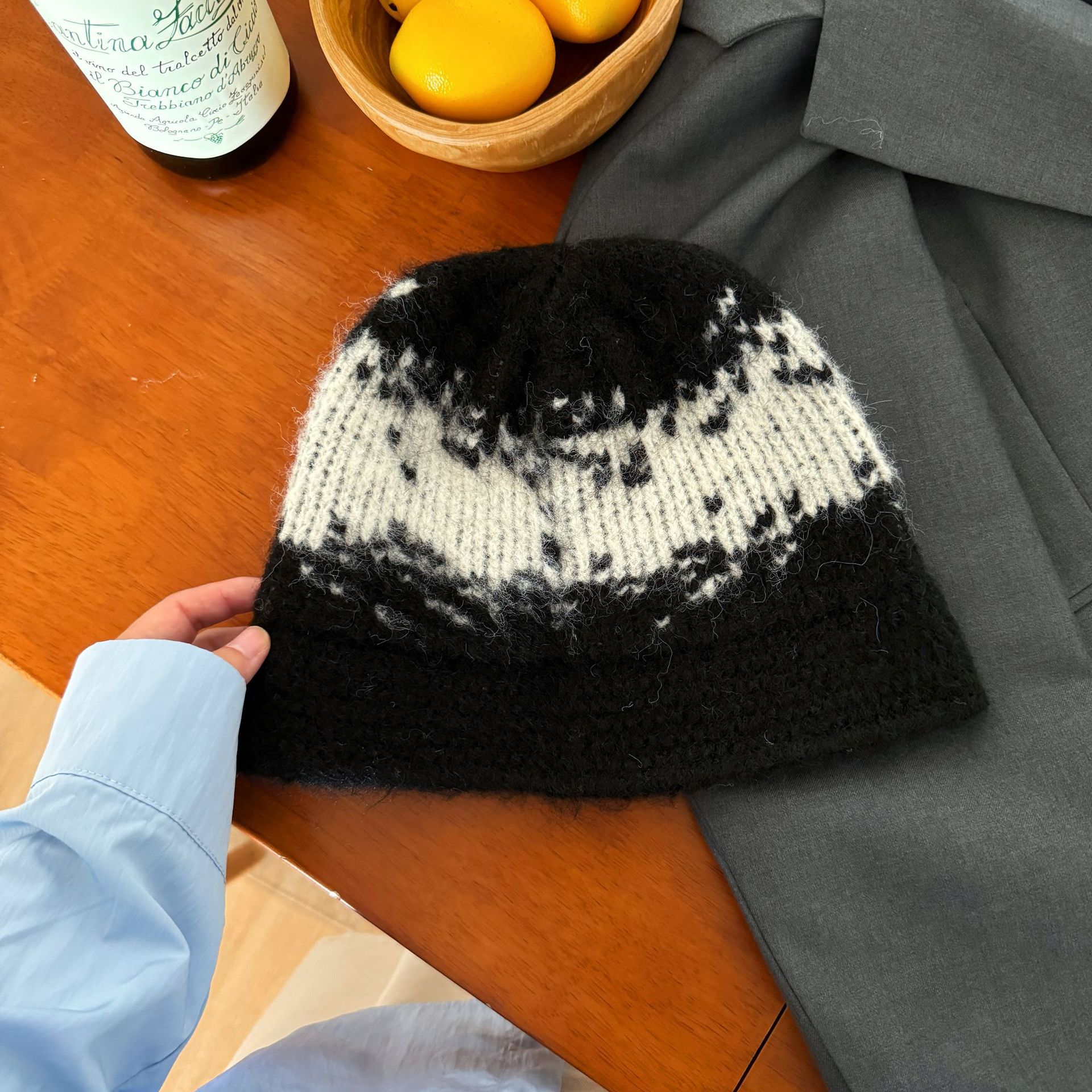 A Japanese-style retro knitted woolen hat for warmth in spring, autumn and winter, a fisherman's hat that can show off your face without makeup, a versatile fisherman's hat details Picture