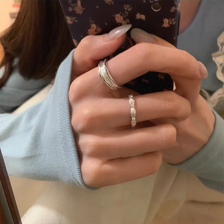 The ins niche design texture S925 sterling silver ring is a simple, luxurious and high-end index finger ring for women. It can be adjusted details Picture
