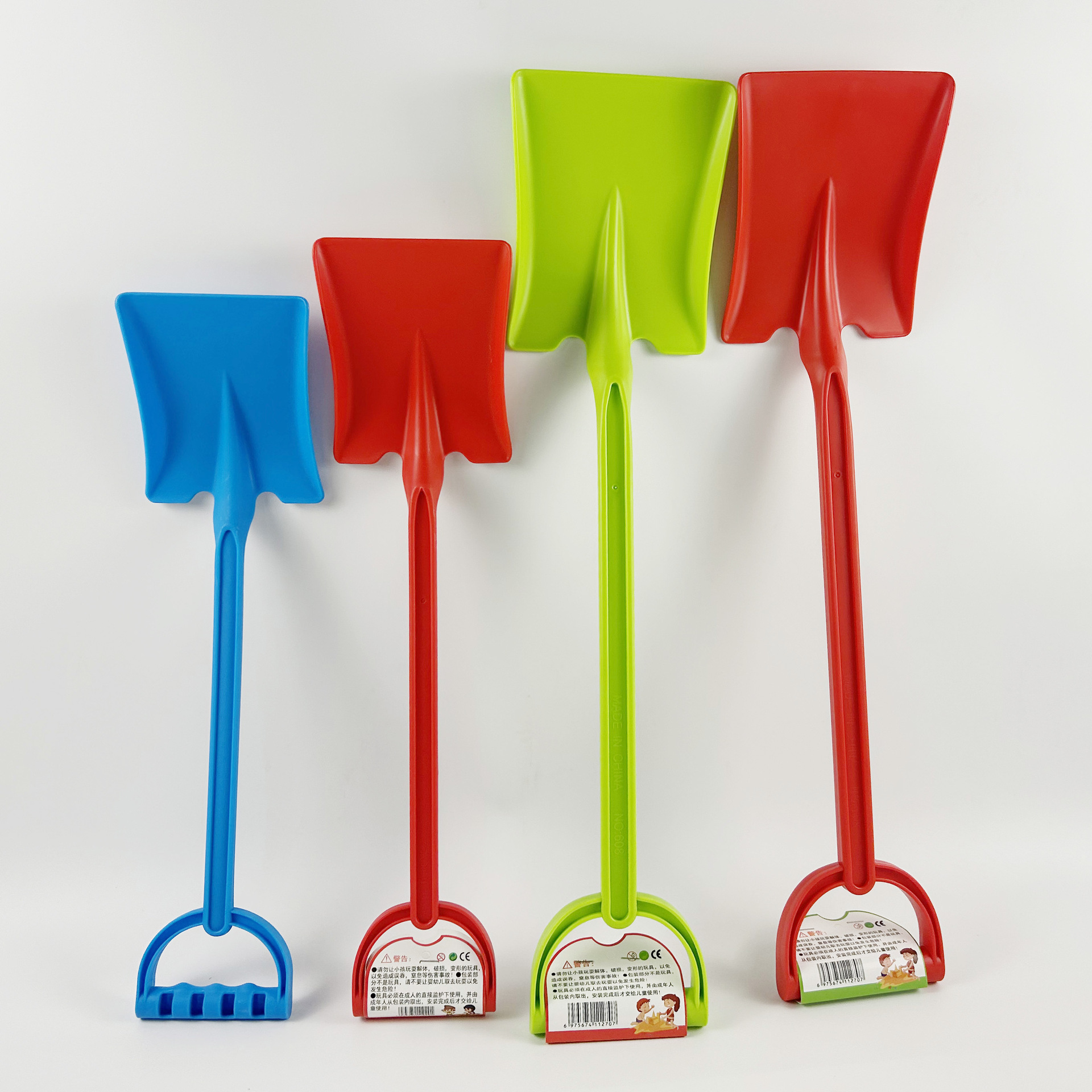 Children's large thickened plastic one-piece beach shovel and snow shovel toy, a tool for babies to dig sand, play with soil and snow by the seaside Application Scenario