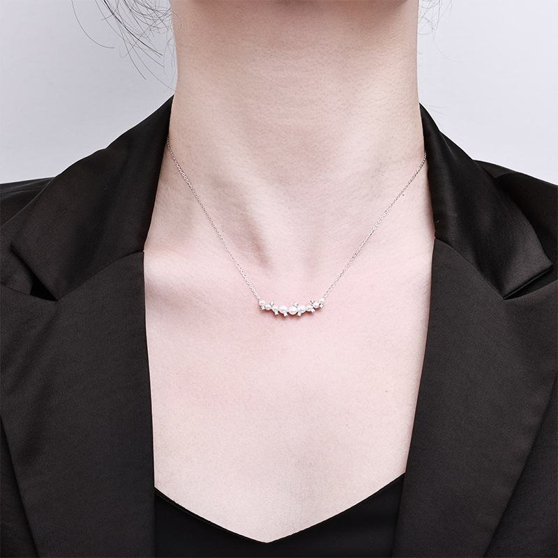 The high-end white moonlight necklace is a light luxury and niche design for women, exuding a sophisticated and simple commuting elegance. It is made of freshwater pearl silver
