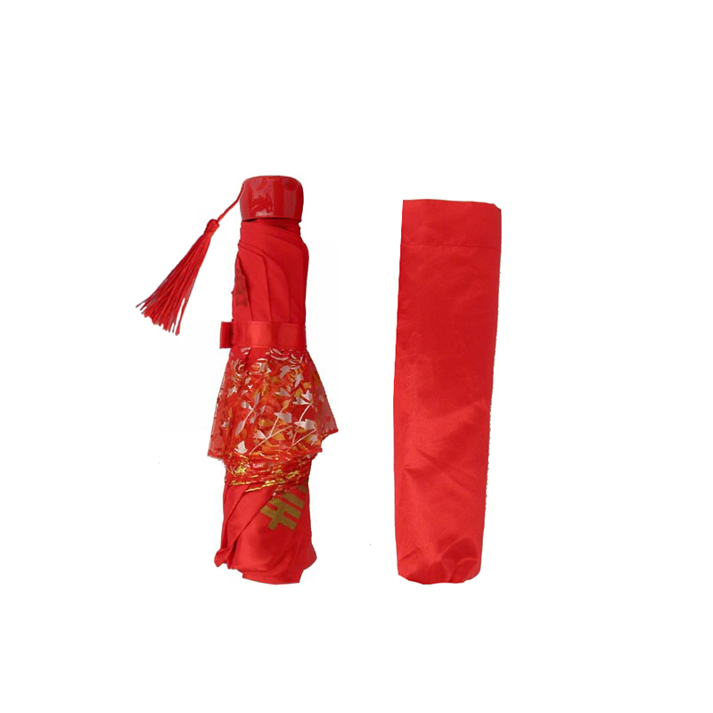 National trend wedding red umbrella: A large red three-fold umbrella with festive lace, a Chinese-style retro wedding folding umbrella Item Picture