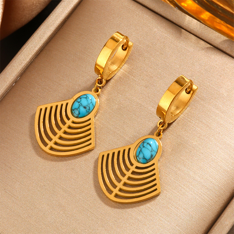 Korean-style pearl stud earrings, high-end ear clips, heart-shaped flower versatile earrings, women's jewelry wholesale details Picture