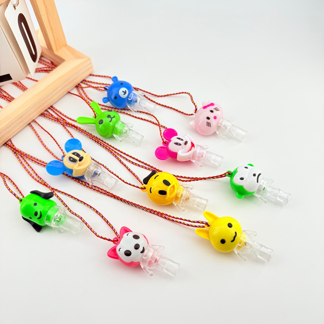 发光哨子玩具卡通钥匙扣包包挂饰幼儿园礼品玩具口哨细节图