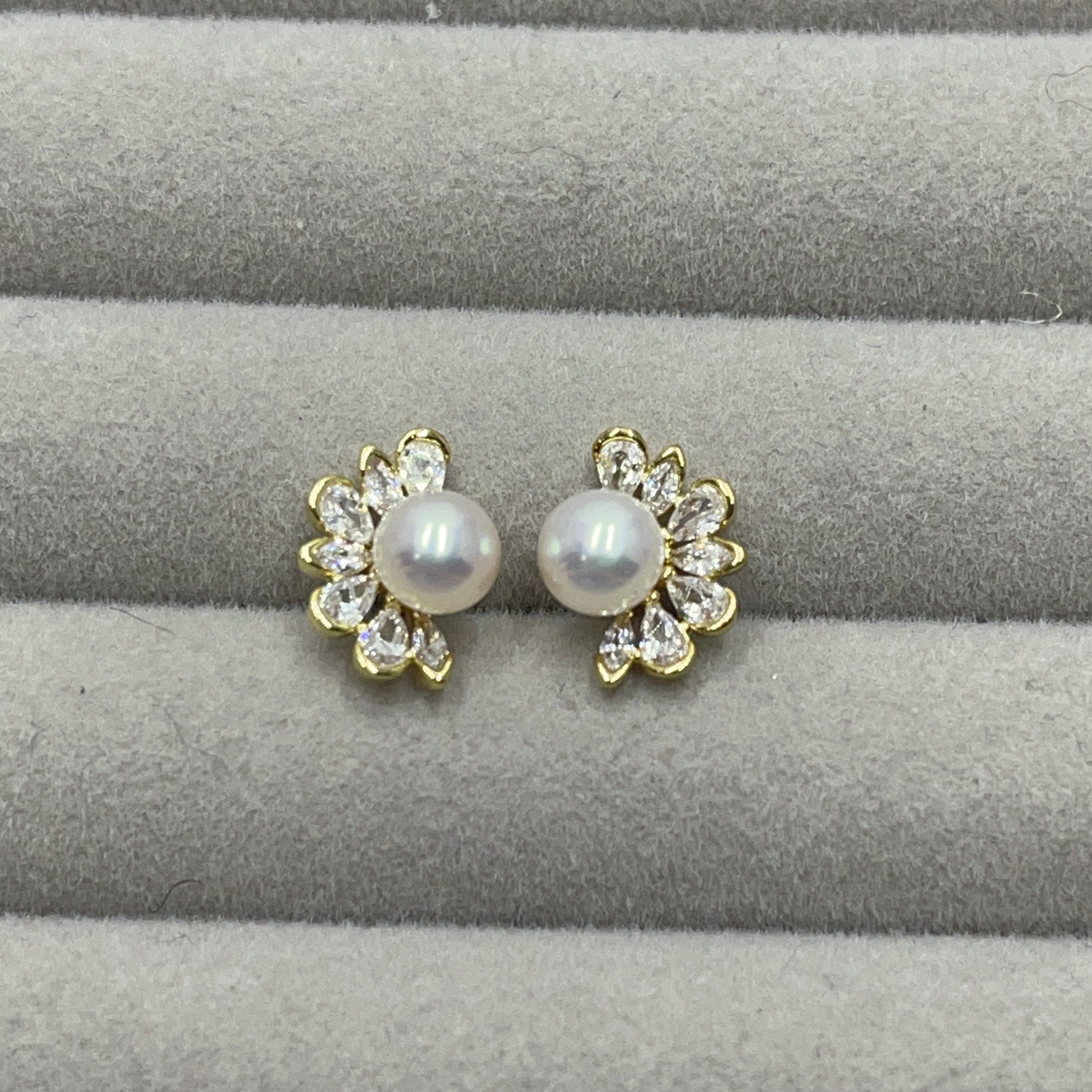 Cross-border Roman holiday pure silver stud earrings, freshwater pearl small round plates, daily retro French light luxury exquisite and elegant ear