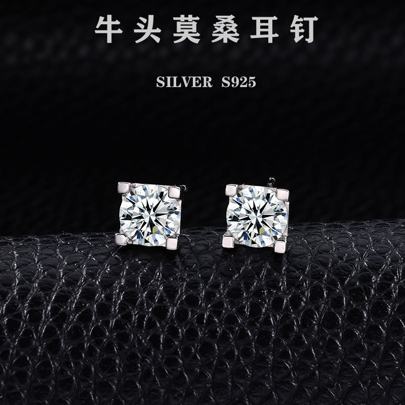 Zhuoheng selects 925 sterling silver and white gold bull horn and bull head ear studs, set with one-carat moissanite four-pronged ear studs and earrings, which are unique and simple Application Scenario
