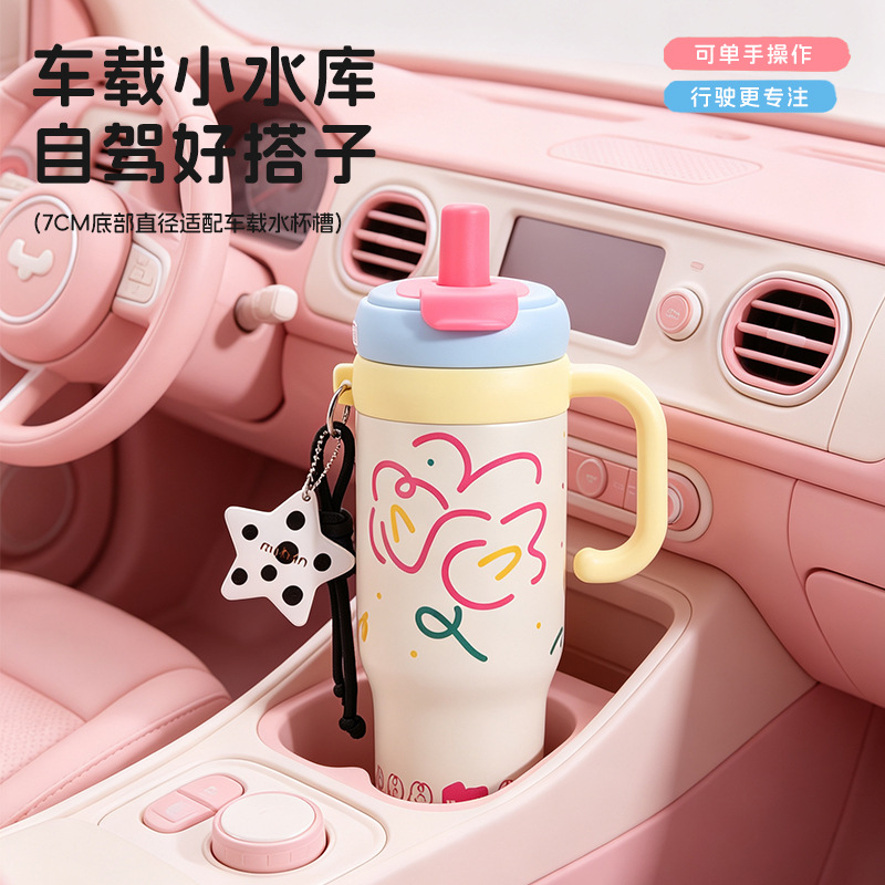 The giant insulated cup with handle, large-capacity double-drinking ice cup, high appearance level, cute water cup, and customizable logo Application Scenario