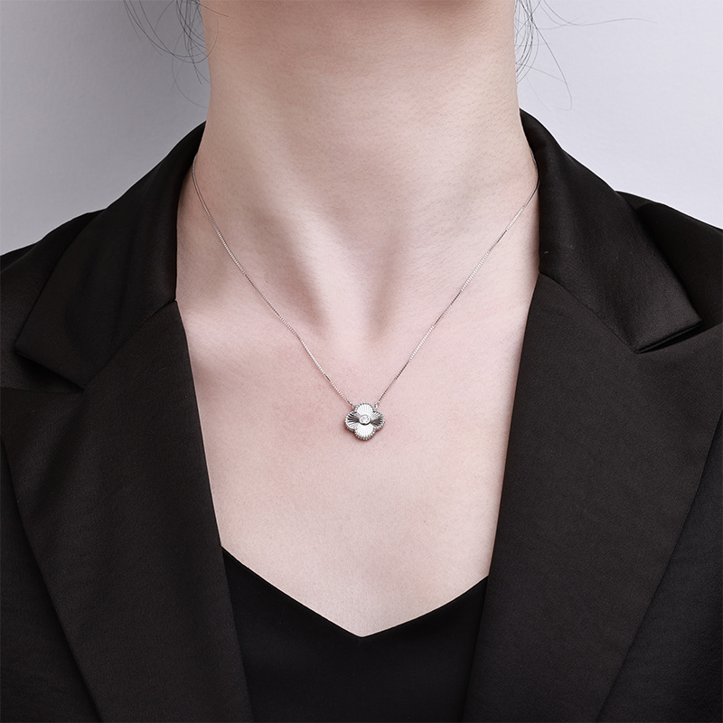 Zhuoheng selects the new 2026 four-leaf clover necklace for women, a sweet, niche and light luxury necklace, as a birthday gift for your girlfriend Moissanshi Specification image