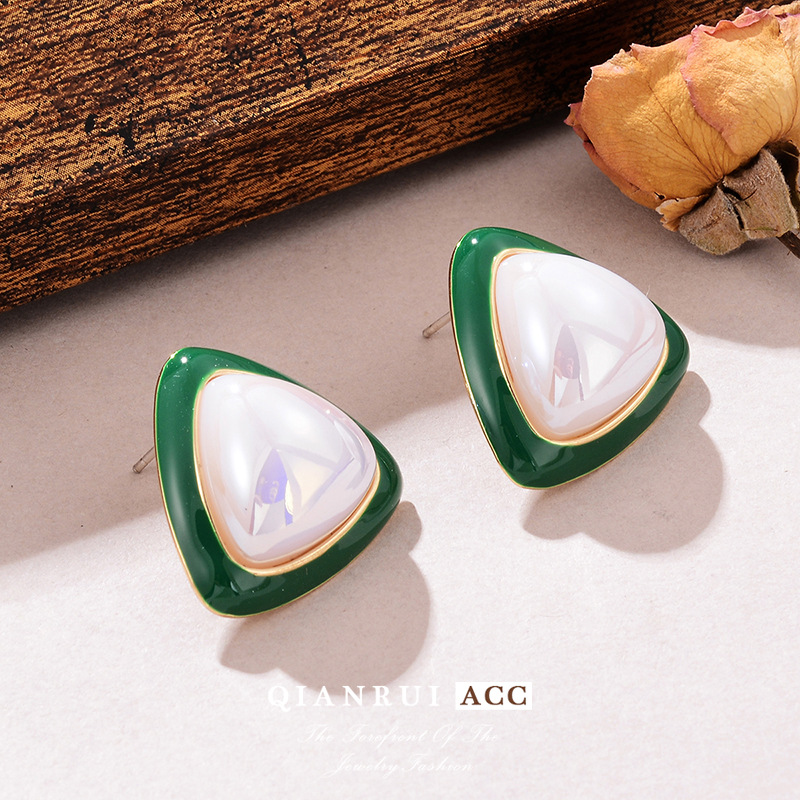 Wholesale of fashionable new triangular pearl stud earrings with a sense of design, niche women's earrings, geometric elegance and simplicity details Picture