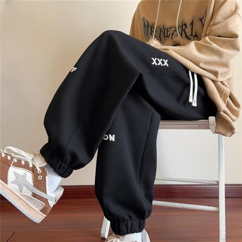 Shan Shao Clothing's fleece sweatpants for men, a new style of loose Hong Kong style for autumn and winter, are fashionable and trendy. Embroidered tight-fitting casual pants Item Picture