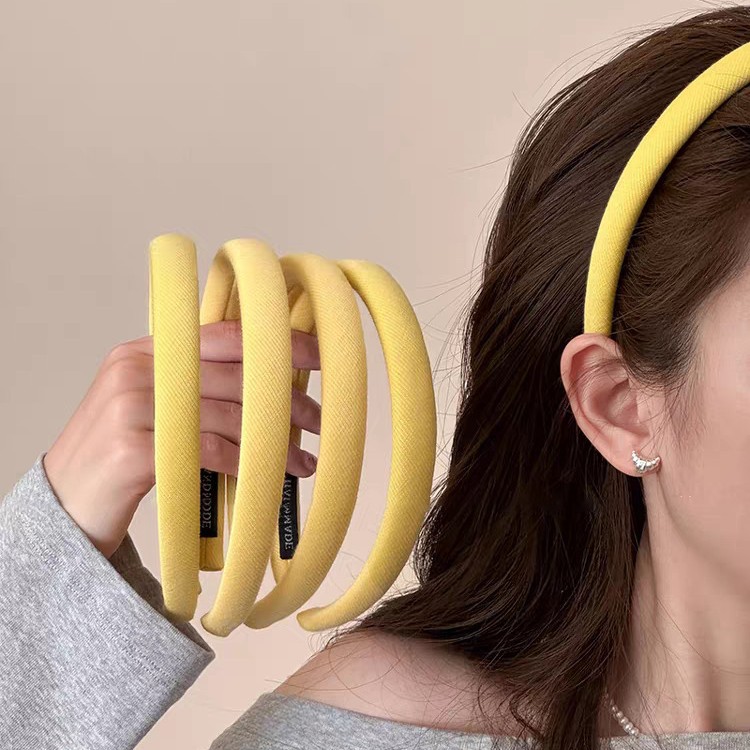 The 2025 new style, the same as Liu Yifei's, features a small yellow fabric hairband. It's a cute headband for women with tall heads and a cute face-washing headband