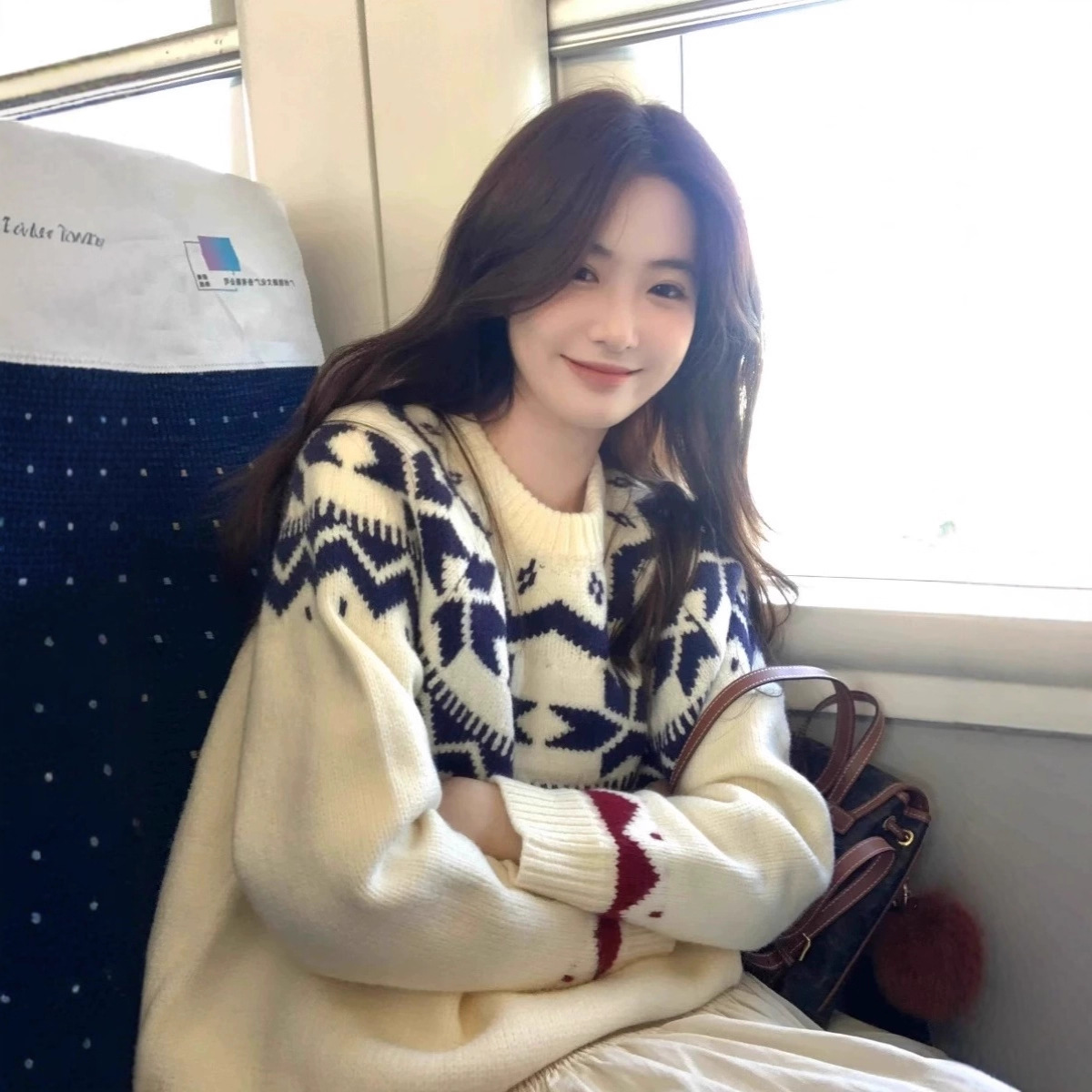 Fair Island's new women's Autumn/Winter 2025 collection features a loose and laid-back style with a soft and soft Christmas atmosphere. It's a trendy pullover top