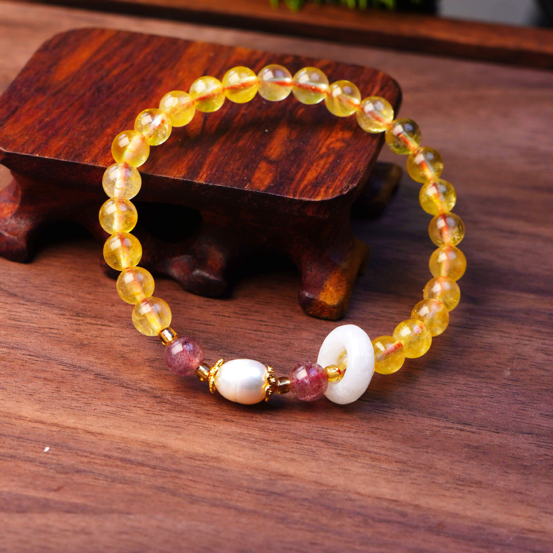 New gold and yellow crystal beaded bracelet, peace buckle, running ring, pearl handcrafted bracelet, a high-end accessory for girls details Picture