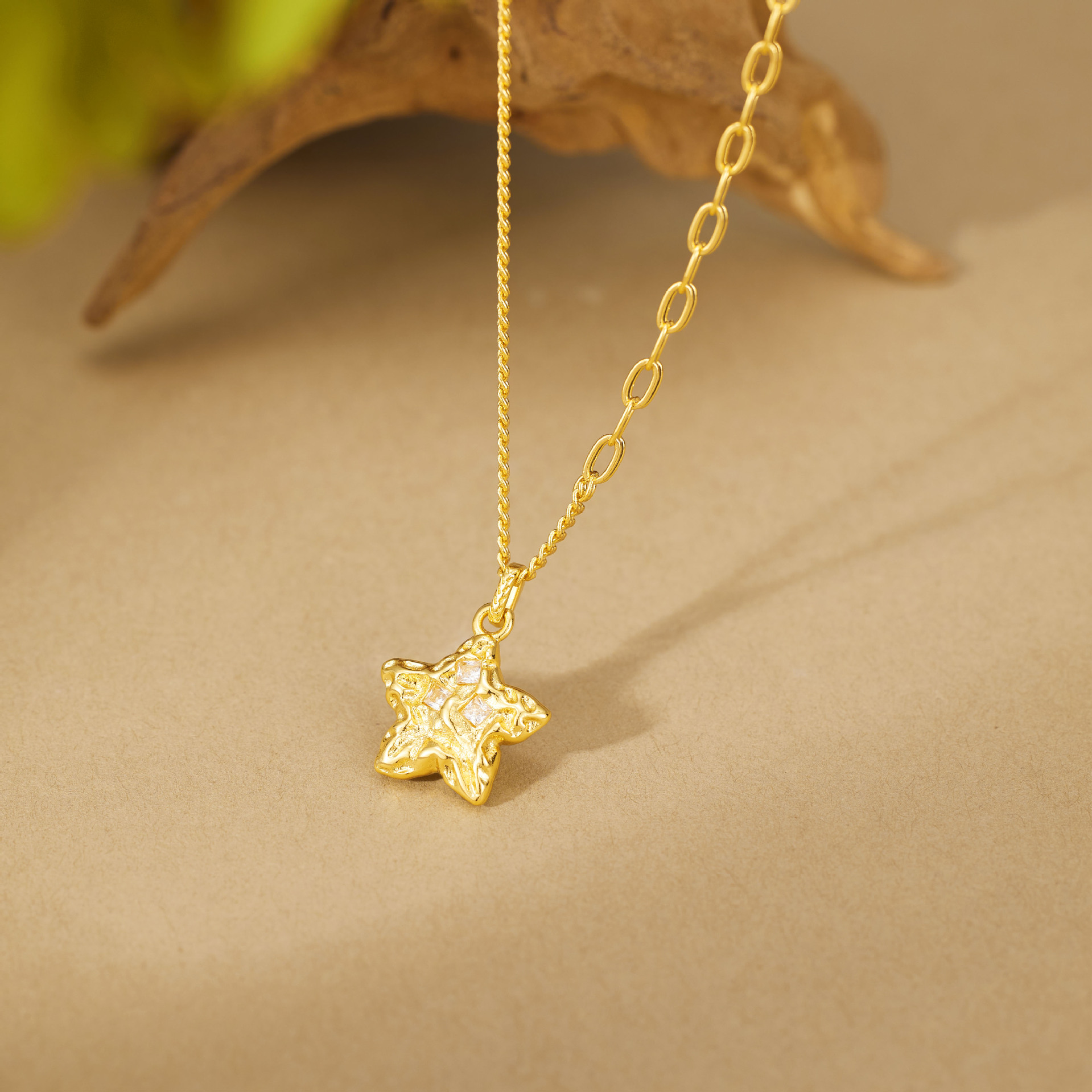 Copper gold-plated sand gold five-pointed star necklace for women, ancient hammer-patterned meteorite star pendant, golden Chinese trend collarbone chain gift details Picture