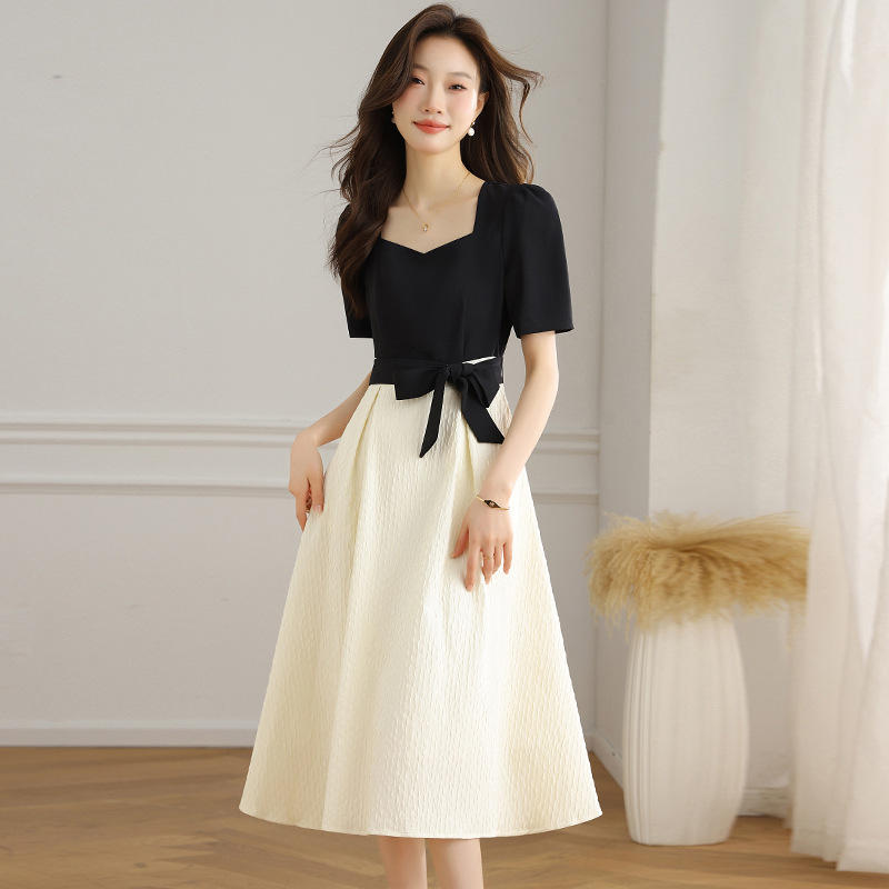 A white dress is a fashionable choice. A halter dress is a sexy women's dress. The fabric texture of the dress details Picture