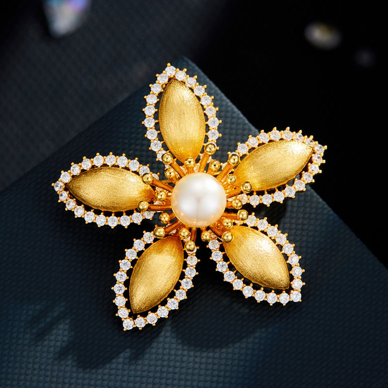 原创设计精致金色拉丝花朵胸针铜合金真金电镀镶锆石淡水珍珠别针