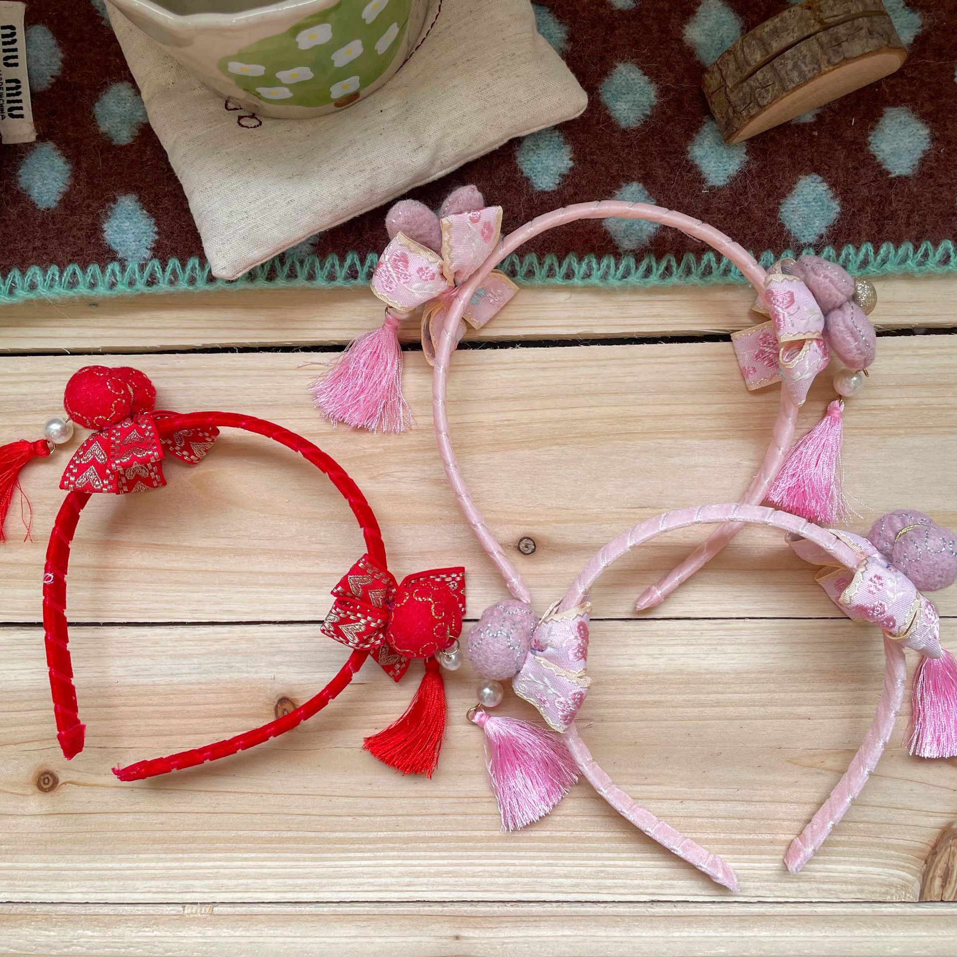 New Korean-style children's New Year edition Chinese-style pom-ball bow tassel headband with an atmosphere and decorative headband Specification image