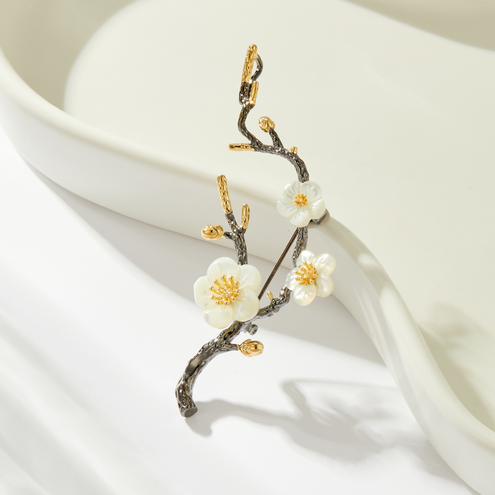 Fashionable and light luxury two-color golden plum flower brooch, light luxury and high-end shell flower brooch, new retro and elegant women's brooch Application Scenario