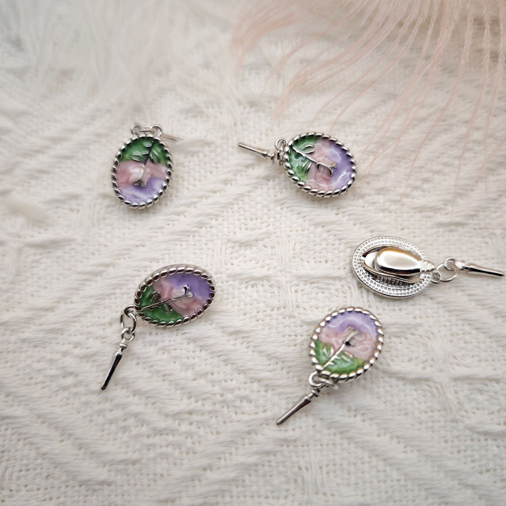 Pearl necklace, ingot buckle, oil drip painting, oil painting style, handcrafted finish, connection, press buckle, stick buckle, diy accessory Application Scenario