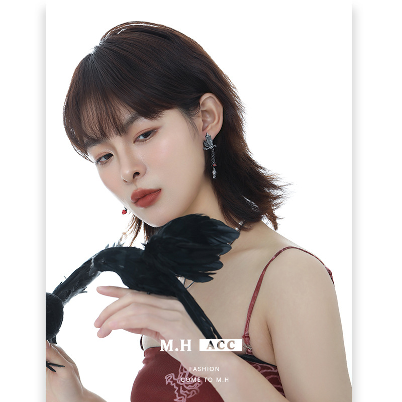 The 2025 new original design dark red zircon Raven rose earrings exude a sense of light luxury and sophistication, a niche earpiece Specification image