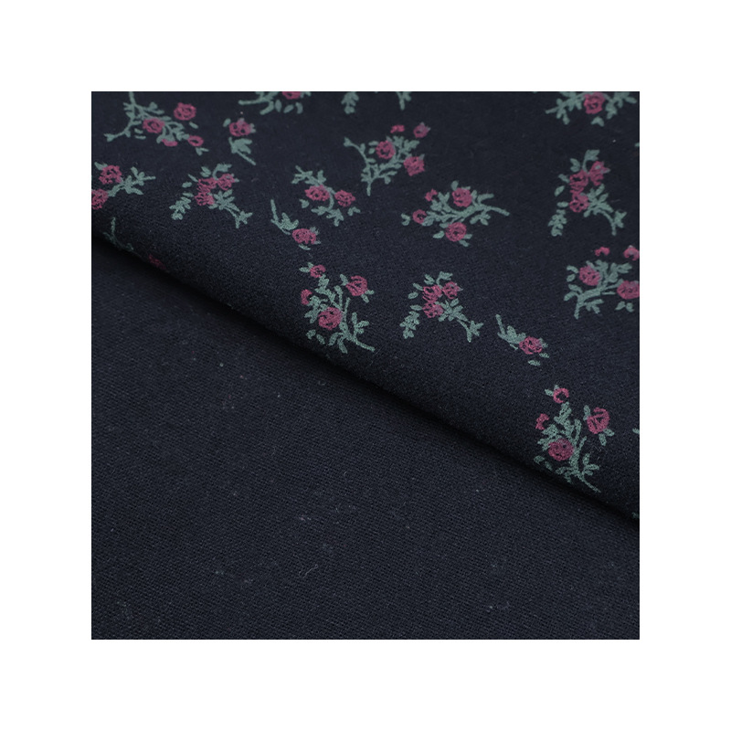 现货全棉染底印花面料铁线莲碎花布女装衬衫半身裙荷叶边衬衫面料白底实物图