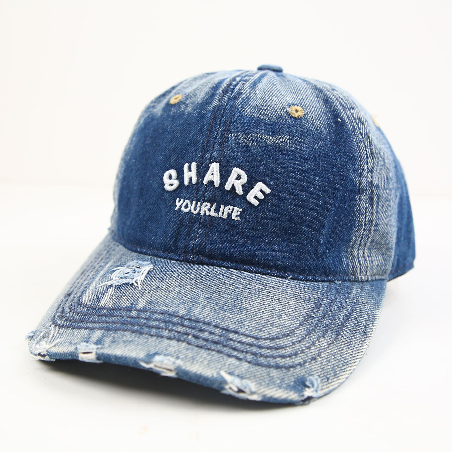 The new versatile wide-brimmed baseball cap for women is oversized and deepened to make the face look better. The small baseball cap and the large-brimmed baseball cap for men are simple and elegant