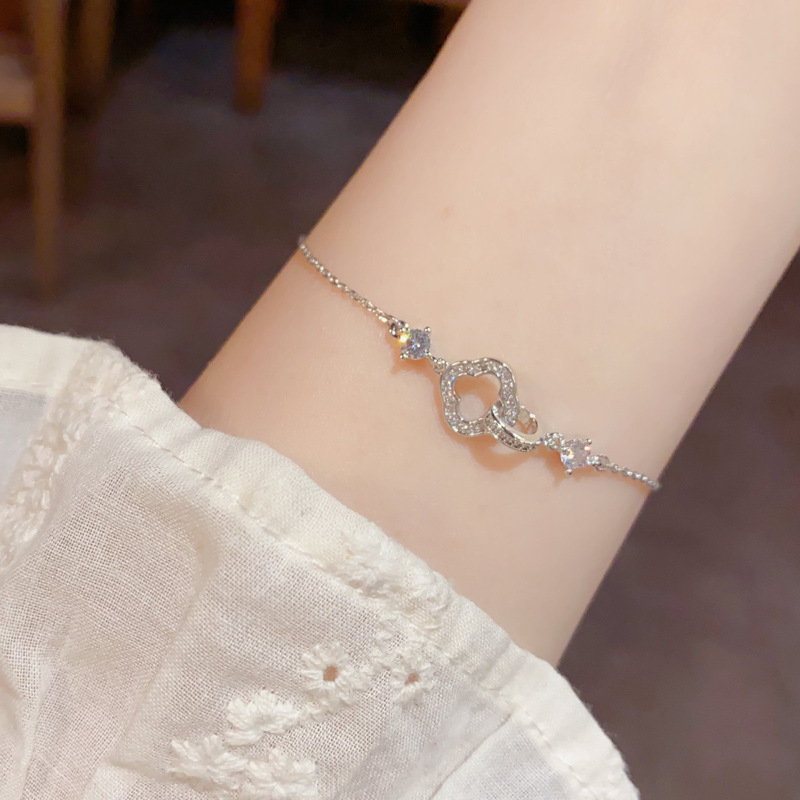 A unique and stylish zircon four-leaf flower interlocking bracelet with a sense of design, light luxury and simple, versatile jewelry wholesale details Picture