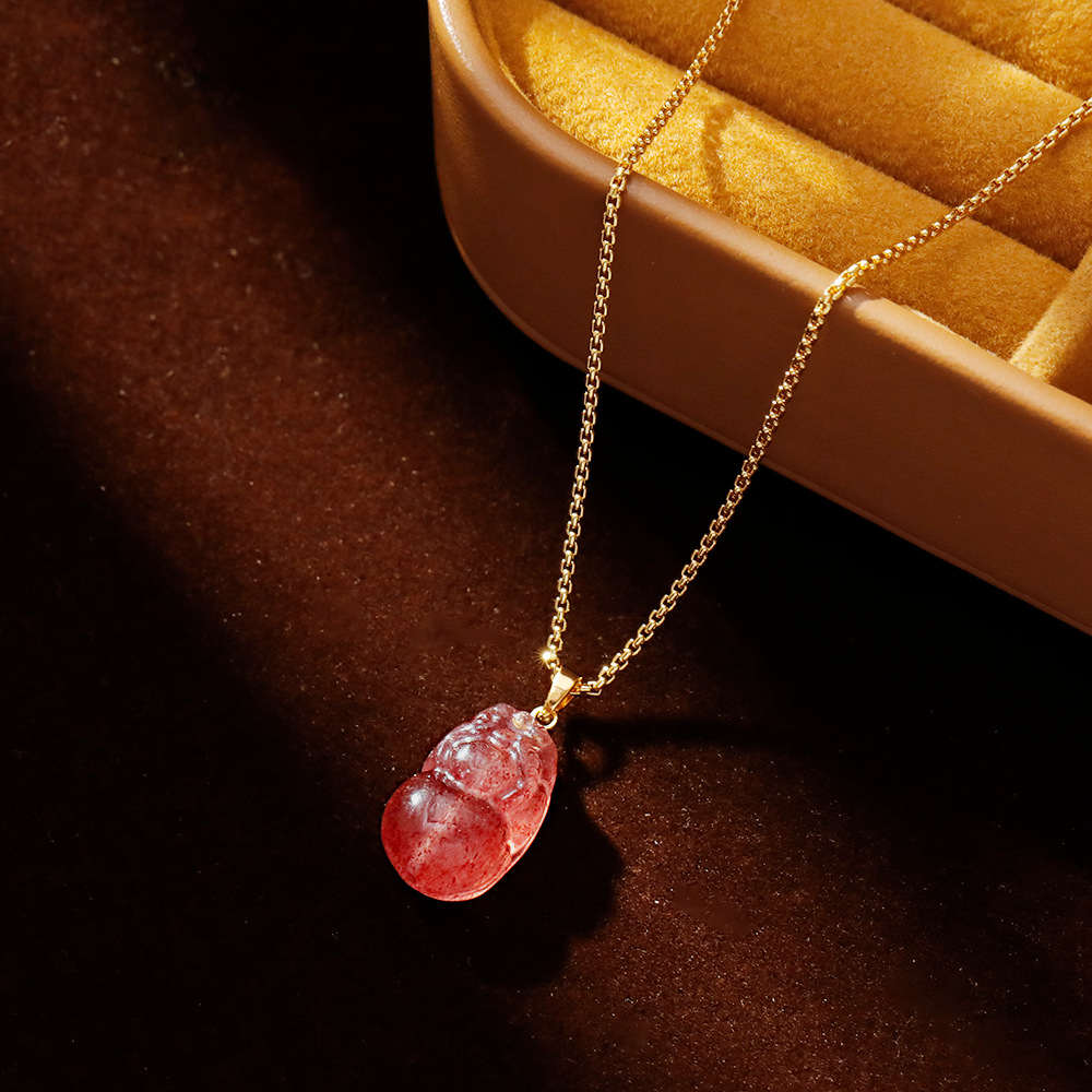Hyacinth pink strawberry crystal stone pink PI Xiu pendant necklace for women 2025 Douyin Hit small money-bringing necklace collarbone chain accessory Application Scenario