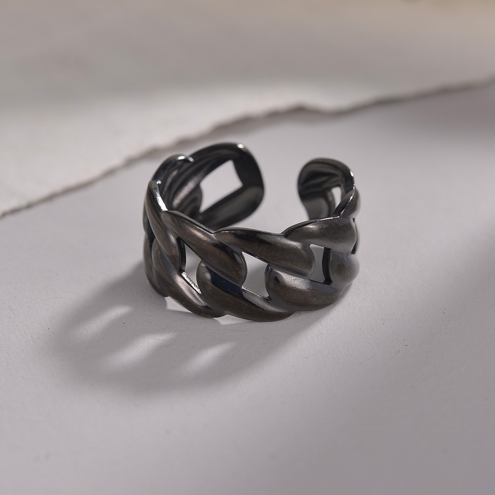 Cross-border Amazon new product: Oil-pressed hollow chain with adjustable opening titanium steel ring, a couple's accessory Application Scenario