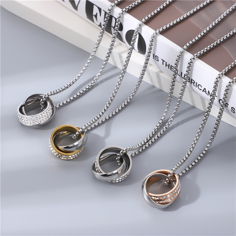 A new cross-border stainless steel double-ring diamond necklace for men from Europe and America, featuring interlocking diamond inlays and titanium steel wool Application Scenario