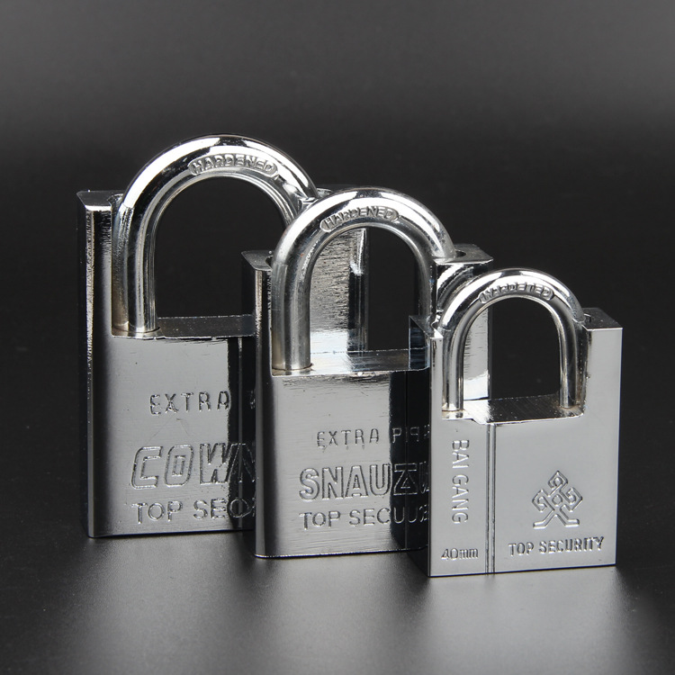 The manufacturer wholesals square blade arc-shaped white steel padlocks. The long beam is 30MM open and the short beam is made of stainless steel with chrome plating treatment
