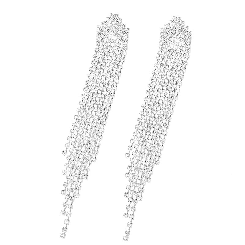 Amazon's best-selling long tassel earrings are grand and exaggerated, with full diamonds and shiny earrings. They are luxurious, individual, trendy and versatile accessories for women's temperament Application Scenario