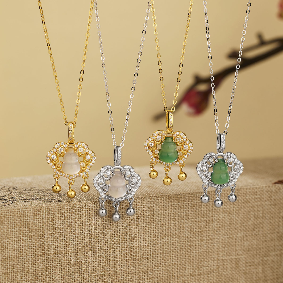 The new Xiangyun Ruyi Peace Lock necklace is inlaid with gourd chalcedony and features a ethnic-style female collarbone chain