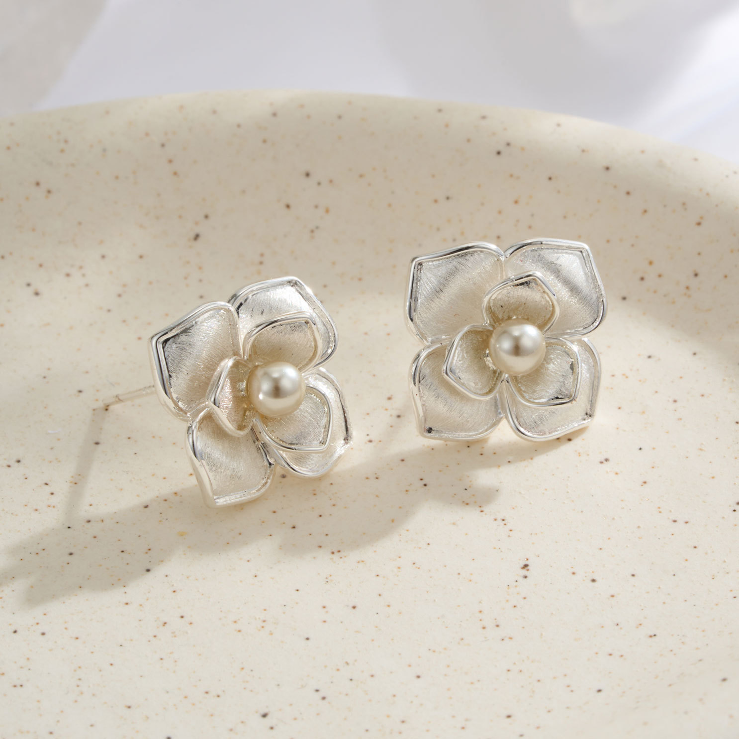Pendientes de camelia de plata tridimensionales de doble capa aleación de cobre proceso de cepillado imitación de perlas s925 agujas de plata premium sense earwear Application Scenario