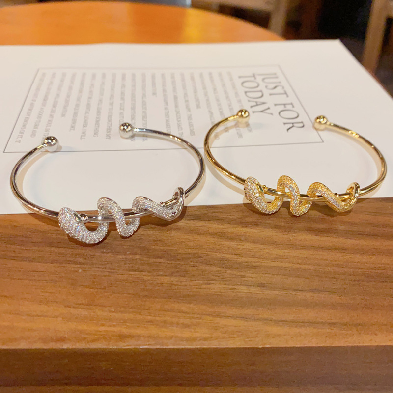 This light luxury, fashionable and unique micro-inlaid zircon serpentine bracelet is exquisite, light luxury, versatile and high-end open-mouth jewelry