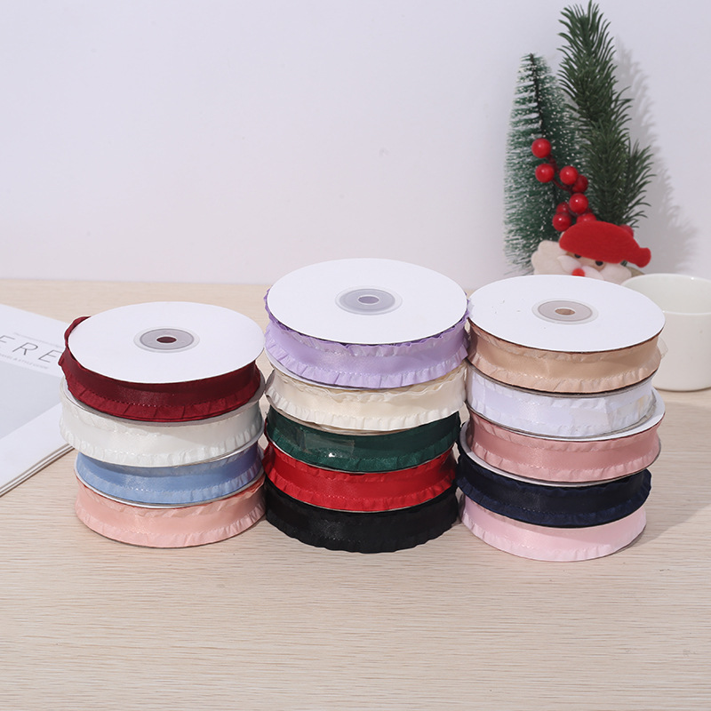 Middle satin, tapered, ruffled skirt, black ear trim, clothing accessories, curtains, tablecloths, hemming, gift packaging, headwear details Picture