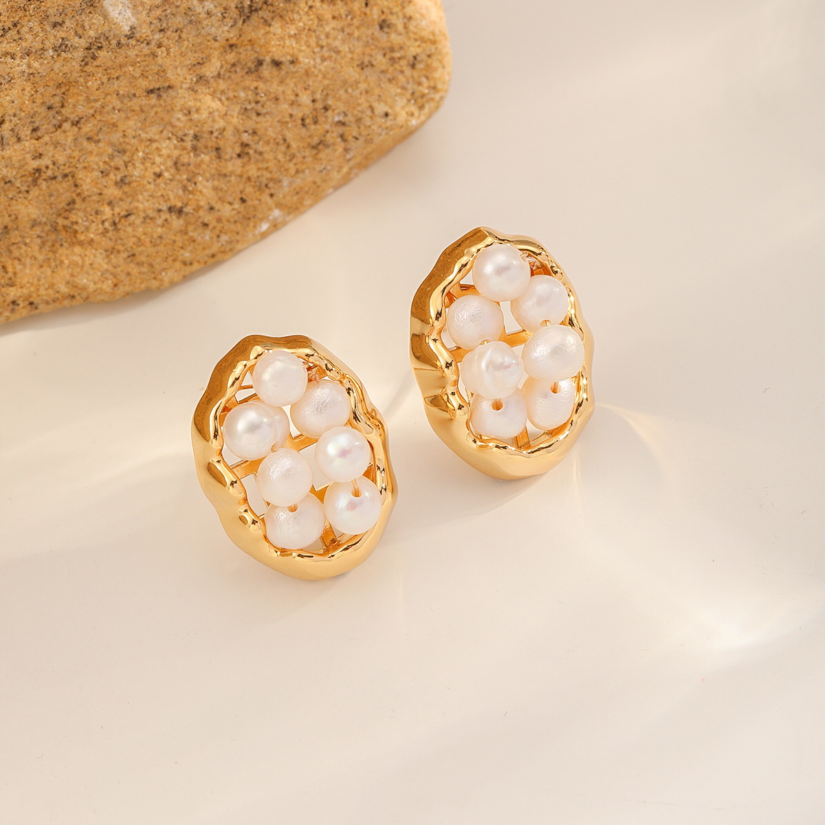 Nasha Cross-border exclusive French retro metal freshwater pearl earrings, women's oval cutout design, high-end earrings details Picture