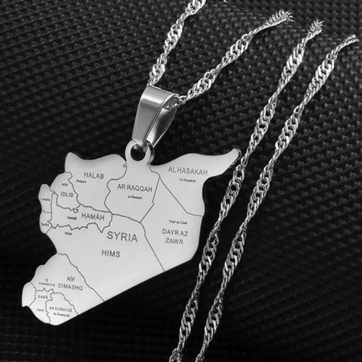 Kuayi hot-selling stainless steel Syrian necklace for men and women, simple stainless steel geometric titanium steel collarbone chain accessory Application Scenario