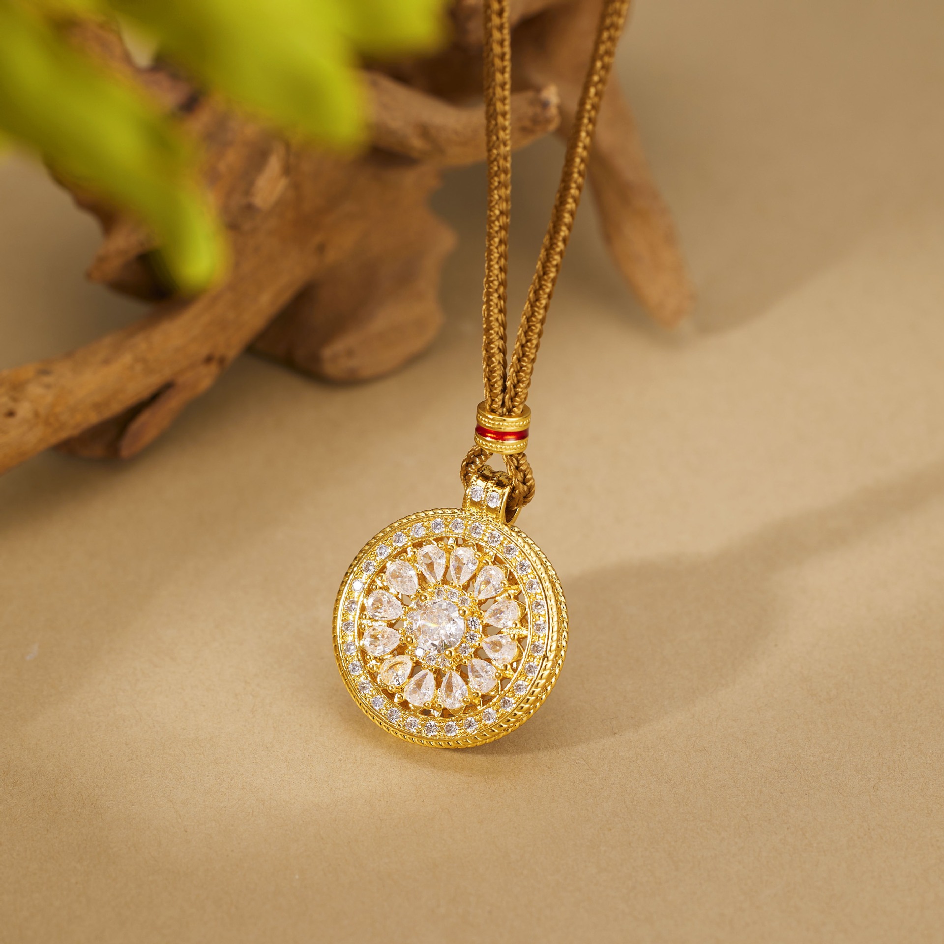 This is a retro sparkling diamond trendy sunflower starlight compass pendant in the same style as the gold store. It is a delicate women's pendant made of ancient sand gold details Picture